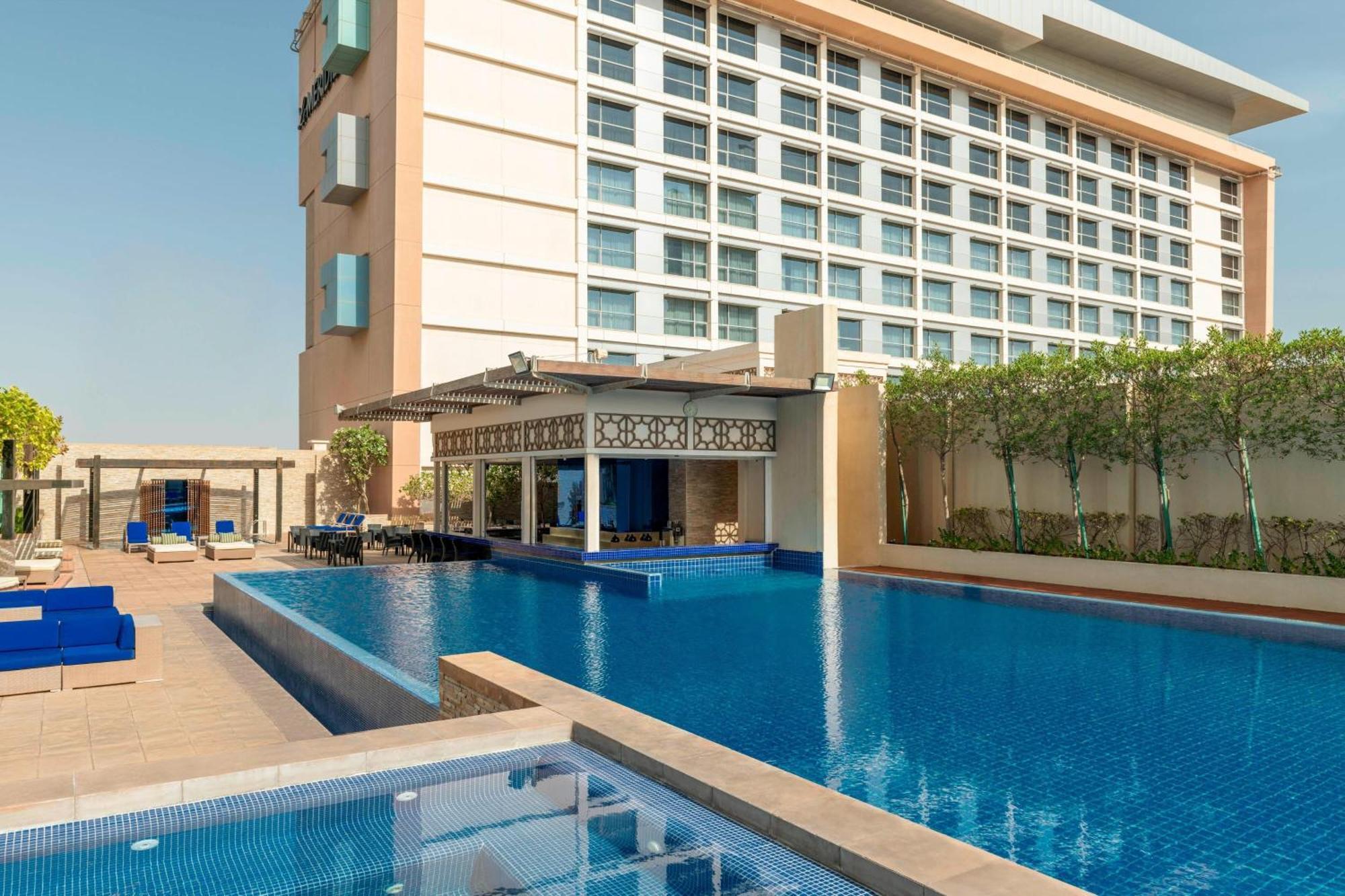 Le Meridien City Centre Bahrain Manama Luaran gambar The swimming pool at the hotel