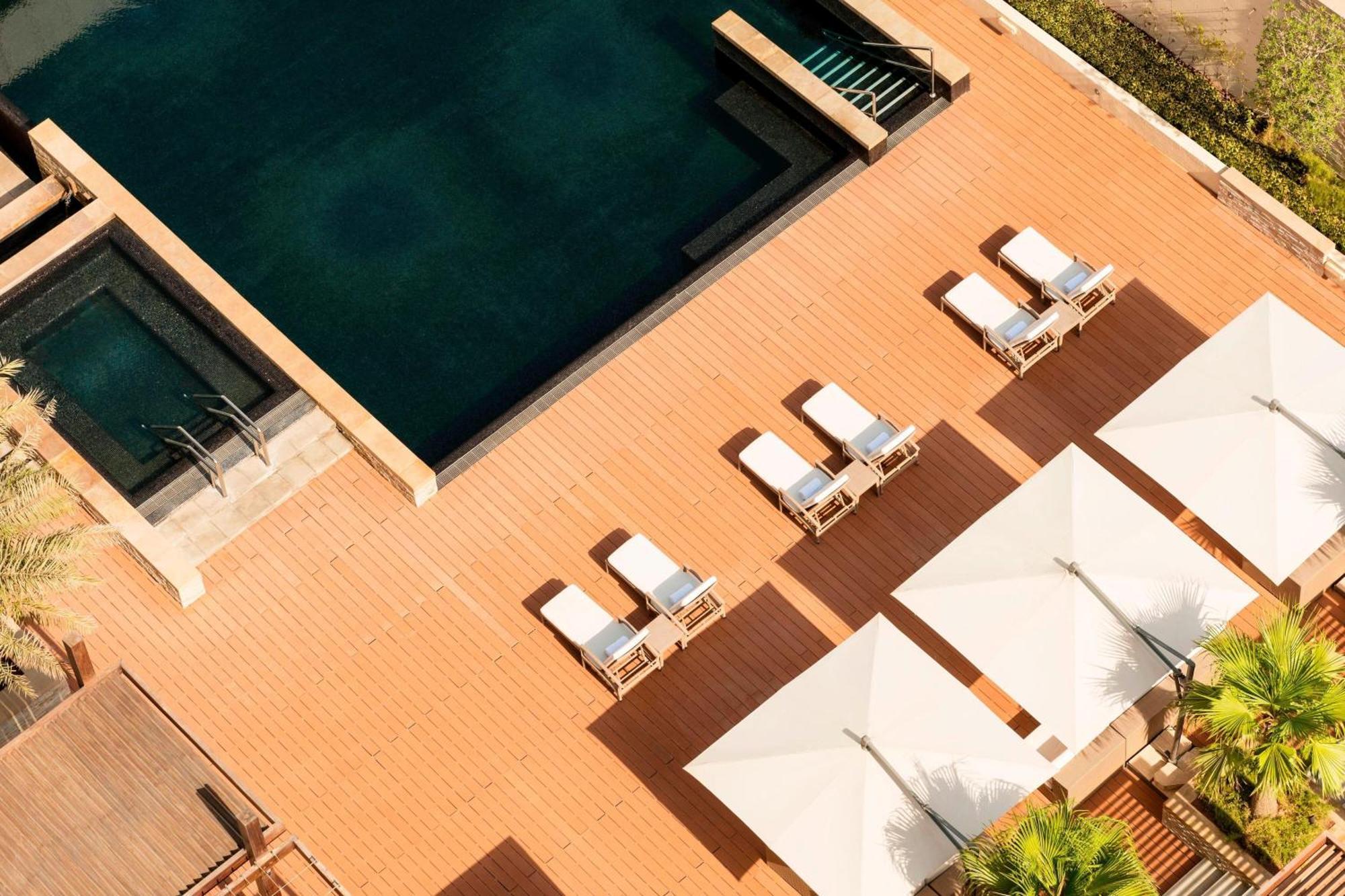 Le Meridien City Centre Bahrain Manama Luaran gambar The pool at the hotel